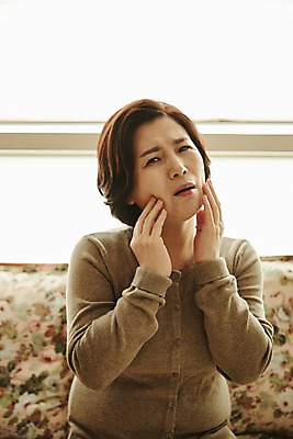 포토 JPG 여자 얼굴 중년 50대 중년라이프 실내 한명 앉기 상반신 앞모습 아웃포커스 신체부위 소파 만지기 한국인 고민 갱년기 중년여자한명만 국내포토 1 라이프스타일 감정 뷰포인트 의자 모션 촬영기법 사람 동양인 성인 내부 증상 여자한명만 중년여자만 파일형식