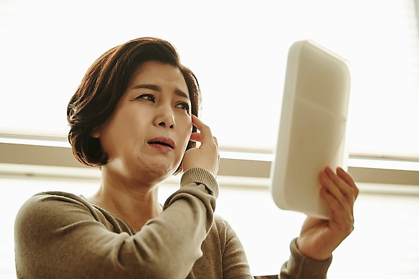 포토 JPG 응시 여자 얼굴 중년 50대 중년라이프 실내 한명 들기 앉기 상반신 앞모습 아웃포커스 신체부위 소파 거울 만지기 한국인 고민 갱년기 중년여자한명만 국내포토 1 라이프스타일 시선 감정 뷰포인트 의자 모션 촬영기법 사람 동양인 성인 내부 증상 여자한명만 중년여자만 파일형식