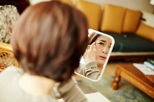 포토 JPG 여자 얼굴 중년 50대 중년라이프 실내 한명 들기 앉기 상반신 뒷모습 아웃포커스 신체부위 소파 거울 만지기 한국인 고민 갱년기 중년여자한명만 국내포토 1 라이프스타일 감정 뷰포인트 의자 모션 촬영기법 사람 동양인 성인 내부 증상 여자한명만 중년여자만 파일형식