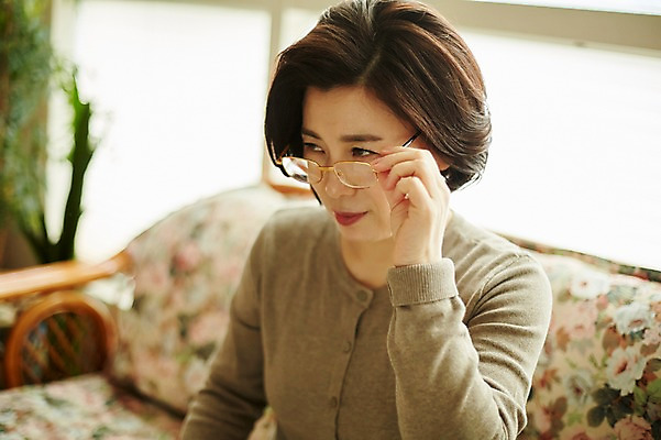 포토 JPG 응시 여자 안경 중년 50대 중년라이프 실내 한명 앉기 상반신 앞모습 아웃포커스 소파 한국인 잡기 갱년기 중년여자한명만 국내포토 1 라이프스타일 시선 잡화 뷰포인트 의자 모션 촬영기법 사람 동양인 성인 내부 증상 여자한명만 중년여자만 파일형식