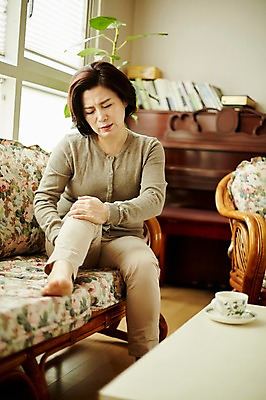 포토 JPG 전신 여자 중년 50대 중년라이프 실내 한명 앉기 앞모습 아웃포커스 소파 고통 한국인 잡기 무릎 갱년기 무릎통증 중년여자한명만 국내포토 1 라이프스타일 감정 뷰포인트 의자 모션 촬영기법 사람 동양인 성인 내부 신체부위 증상 여자한명만 중년여자만 파일형식