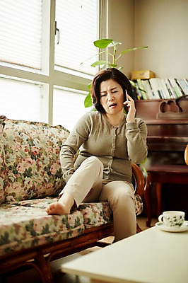 포토 JPG 전신 응시 여자 중년 50대 중년라이프 실내 한명 들기 앉기 앞모습 컵 스마트폰 소파 한국인 잡기 찡그림 무릎 통화 갱년기 무릎통증 중년여자한명만 국내포토 1 라이프스타일 식기 시선 뷰포인트 의자 모션 표정 사람 동양인 성인 내부 신체부위 핸드폰 스마트기기 고통 증상 여자한명만 중년여자만 파일형식