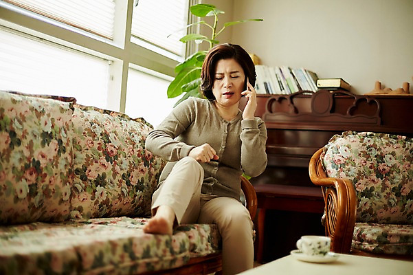 포토 JPG 전신 응시 여자 중년 50대 중년라이프 실내 한명 들기 앉기 앞모습 컵 스마트폰 소파 고통 한국인 잡기 찡그림 무릎 통화 갱년기 무릎통증 중년여자한명만 국내포토 1 라이프스타일 식기 시선 감정 뷰포인트 의자 모션 표정 사람 동양인 성인 내부 신체부위 핸드폰 스마트기기 증상 여자한명만 중년여자만 파일형식