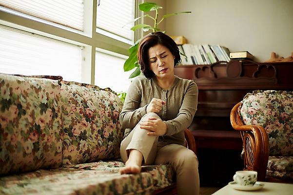 포토 JPG 전신 응시 여자 중년 50대 중년라이프 실내 한명 앉기 앞모습 아웃포커스 컵 소파 고통 한국인 잡기 찡그림 무릎 갱년기 무릎통증 중년여자한명만 국내포토 1 라이프스타일 식기 시선 감정 뷰포인트 의자 모션 촬영기법 표정 사람 동양인 성인 내부 신체부위 증상 여자한명만 중년여자만 파일형식