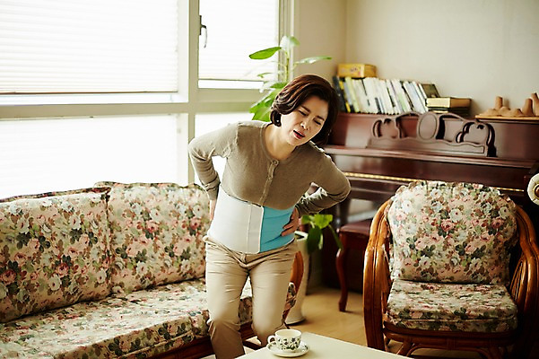 포토 JPG 응시 여자 중년 50대 중년라이프 실내 한명 서기 상반신 앞모습 아웃포커스 소파 고통 한국인 디스크 찡그림 허리 허리디스크 갱년기 허리통증 중년여자한명만 국내포토 1 라이프스타일 시선 감정 뷰포인트 의자 모션 촬영기법 표정 사람 동양인 성인 내부 신체부위 디스크_질병 질병 증상 여자한명만 중년여자만 파일형식