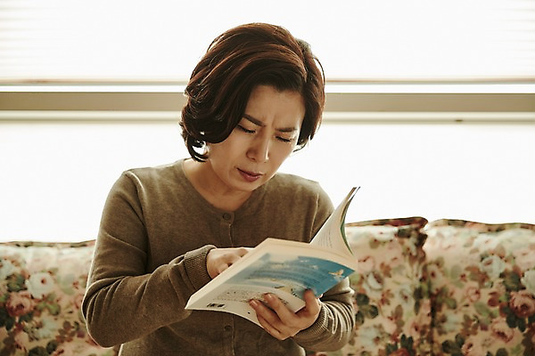 포토 JPG 응시 여자 중년 50대 중년라이프 실내 한명 들기 앉기 상반신 앞모습 아웃포커스 책 소파 독서 한국인 갱년기 중년여자한명만 국내포토 1 라이프스타일 시선 뷰포인트 의자 모션 촬영기법 사람 동양인 성인 내부 증상 여자한명만 중년여자만 파일형식