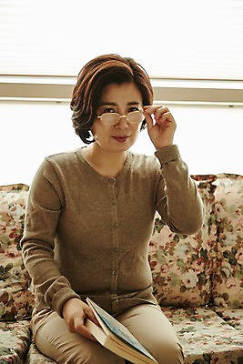 포토 JPG 여자 안경 중년 50대 중년라이프 실내 한명 들기 앉기 상반신 앞모습 아웃포커스 책 소파 한국인 잡기 갱년기 중년여자한명만 국내포토 1 라이프스타일 잡화 뷰포인트 의자 모션 촬영기법 사람 동양인 성인 내부 증상 여자한명만 중년여자만 파일형식