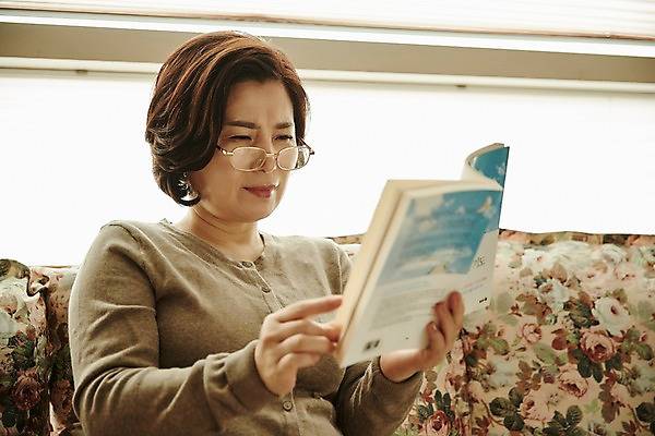 포토 JPG 응시 여자 안경 중년 50대 중년라이프 실내 한명 들기 앉기 상반신 앞모습 아웃포커스 책 소파 독서 한국인 갱년기 중년여자한명만 국내포토 1 라이프스타일 시선 잡화 뷰포인트 의자 모션 촬영기법 사람 동양인 성인 내부 증상 여자한명만 중년여자만 파일형식 가구 인종 생활 여자만 중년만 생활용품 성인만 오브젝트