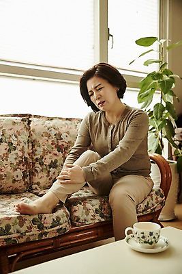 포토 JPG 전신 응시 여자 중년 50대 중년라이프 실내 한명 앉기 옆모습 아웃포커스 컵 소파 고통 한국인 잡기 찡그림 무릎 갱년기 무릎통증 중년여자한명만 국내포토 1 라이프스타일 식기 시선 감정 뷰포인트 의자 모션 촬영기법 표정 사람 동양인 성인 내부 신체부위 증상 여자한명만 중년여자만 파일형식