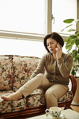 포토 JPG 전신 응시 여자 중년 50대 중년라이프 실내 한명 들기 앉기 상반신 옆모습 컵 스마트폰 소파 고통 한국인 무릎 통화 갱년기 무릎통증 중년여자한명만 국내포토 1 라이프스타일 식기 시선 감정 뷰포인트 의자 모션 사람 동양인 성인 내부 신체부위 핸드폰 스마트기기 증상 여자한명만 중년여자만 파일형식