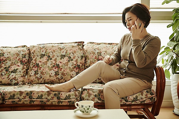 포토 JPG 전신 응시 여자 중년 50대 중년라이프 실내 한명 들기 앉기 옆모습 아웃포커스 컵 스마트폰 소파 고통 한국인 무릎 통화 갱년기 무릎통증 중년여자한명만 국내포토 1 라이프스타일 식기 시선 감정 뷰포인트 의자 모션 촬영기법 사람 동양인 성인 내부 신체부위 핸드폰 스마트기기 증상 여자한명만 중년여자만 파일형식