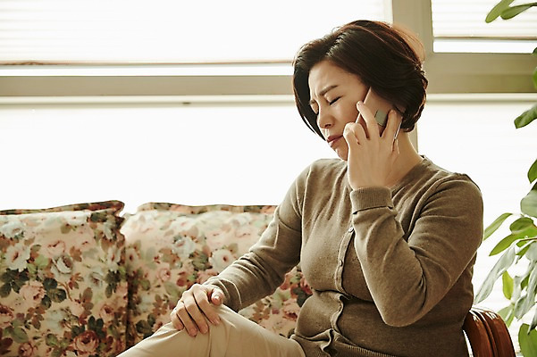 포토 JPG 응시 여자 중년 50대 중년라이프 실내 한명 들기 앉기 상반신 옆모습 아웃포커스 스마트폰 소파 고통 한국인 잡기 찡그림 무릎 갱년기 무릎통증 중년여자한명만 국내포토 1 라이프스타일 시선 감정 뷰포인트 의자 모션 촬영기법 표정 사람 동양인 성인 내부 신체부위 핸드폰 스마트기기 증상 여자한명만 중년여자만 파일형식