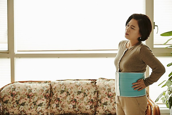 포토 JPG 여자 중년 50대 중년라이프 실내 한명 서기 상반신 옆모습 아웃포커스 소파 고통 한국인 잡기 디스크 찡그림 허리 허리디스크 갱년기 허리통증 중년여자한명만 국내포토 1 라이프스타일 감정 뷰포인트 의자 모션 촬영기법 표정 사람 동양인 성인 내부 신체부위 디스크_질병 질병 증상 여자한명만 중년여자만 파일형식