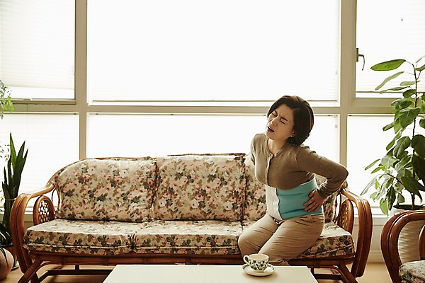 포토 JPG 여자 중년 50대 중년라이프 실내 한명 앉기 상반신 옆모습 소파 고통 한국인 잡기 디스크 찡그림 허리 허리디스크 갱년기 허리통증 중년여자한명만 국내포토 1 라이프스타일 감정 뷰포인트 의자 모션 표정 사람 동양인 성인 내부 신체부위 디스크_질병 질병 증상 여자한명만 중년여자만 파일형식