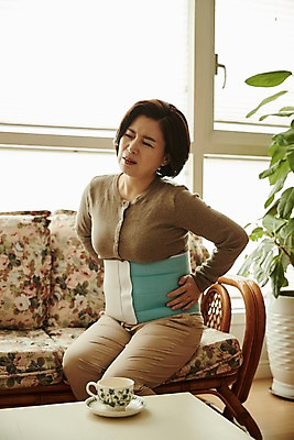 포토 JPG 여자 중년 50대 중년라이프 실내 한명 앉기 상반신 앞모습 컵 소파 고통 한국인 잡기 디스크 찡그림 허리 허리디스크 갱년기 허리통증 중년여자한명만 국내포토 1 라이프스타일 식기 감정 뷰포인트 의자 모션 표정 사람 동양인 성인 내부 신체부위 디스크_질병 질병 증상 여자한명만 중년여자만 파일형식