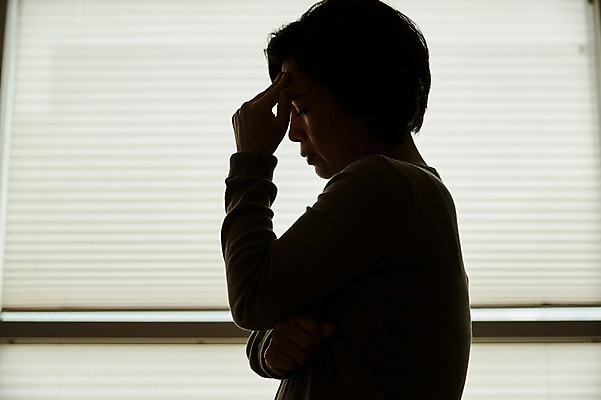 포토 JPG 여자 실루엣 중년 50대 중년라이프 실내 한명 서기 상반신 옆모습 소파 한국인 고민 역광 갱년기 중년여자한명만 국내포토 1 라이프스타일 감정 뷰포인트 의자 모션 촬영기법 사람 동양인 성인 내부 증상 여자한명만 중년여자만 파일형식