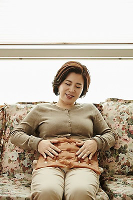 포토 JPG 응시 여자 중년 50대 중년라이프 실내 한명 미소 앉기 상반신 앞모습 소파 한국인 갱년기 핫팩 복부 중년여자한명만 국내포토 1 라이프스타일 시선 뷰포인트 의자 모션 표정 사람 동양인 성인 내부 신체부위 손난로 증상 여자한명만 중년여자만 파일형식