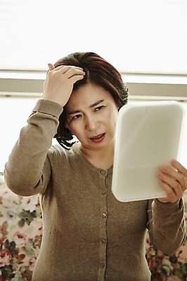 포토 JPG 응시 여자 중년 50대 중년라이프 실내 한명 들기 앉기 상반신 앞모습 아웃포커스 소파 거울 한국인 갱년기 탈모 중년여자한명만 국내포토 1 라이프스타일 시선 뷰포인트 의자 모션 촬영기법 사람 동양인 성인 내부 증상 여자한명만 중년여자만 파일형식