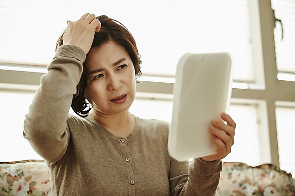 포토 JPG 응시 여자 중년 50대 중년라이프 실내 한명 들기 앉기 상반신 앞모습 아웃포커스 소파 거울 한국인 갱년기 탈모 중년여자한명만 국내포토 1 라이프스타일 시선 뷰포인트 의자 모션 촬영기법 사람 동양인 성인 내부 증상 여자한명만 중년여자만 파일형식