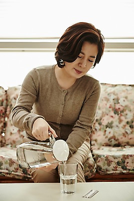 포토 JPG 응시 여자 중년 50대 중년라이프 실내 한명 들기 앉기 상반신 앞모습 아웃포커스 컵 물 소파 약 한국인 붓기 물병 갱년기 피임약 중년여자한명만 국내포토 자연요소 1 라이프스타일 식기 시선 뷰포인트 의자 의학 모션 촬영기법 사람 동양인 성인 내부 물통 증상 여자한명만 중년여자만 파일형식