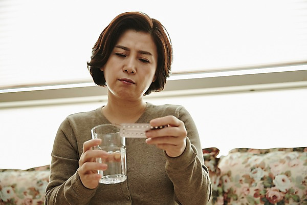 포토 JPG 응시 여자 중년 50대 중년라이프 실내 한명 들기 앉기 상반신 앞모습 아웃포커스 소파 약 한국인 물컵 갱년기 피임약 중년여자한명만 국내포토 1 라이프스타일 시선 뷰포인트 의자 의학 모션 촬영기법 사람 동양인 성인 내부 컵 증상 여자한명만 중년여자만 파일형식