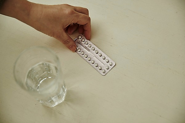 포토 JPG 손 여자 중년 50대 중년라이프 탁자 실내 한명 신체부위 약 한국인 잡기 물컵 갱년기 피임약 중년여자한명만 국내포토 1 라이프스타일 가구 의학 모션 사람 동양인 성인 내부 컵 증상 여자한명만 중년여자만 파일형식