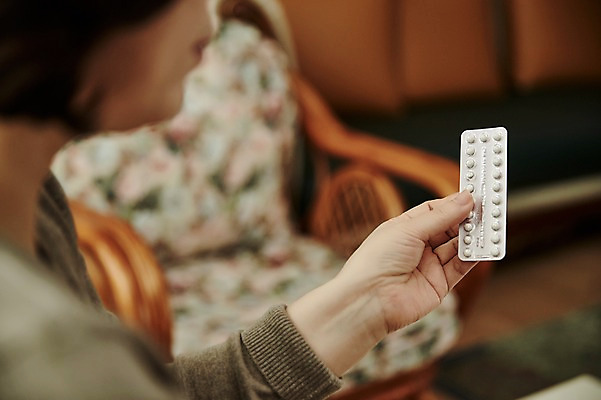 포토 JPG 여자 중년 50대 중년라이프 실내 한명 들기 앉기 근접촬영 상반신 옆모습 아웃포커스 소파 약 한국인 갱년기 피임약 중년여자한명만 국내포토 1 라이프스타일 뷰포인트 의자 의학 모션 촬영기법 사람 동양인 성인 내부 증상 여자한명만 중년여자만 파일형식