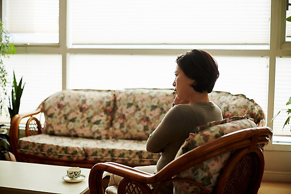 포토 JPG 응시 여자 중년 50대 중년라이프 탁자 실내 한명 앉기 상반신 옆모습 아웃포커스 컵 소파 한국인 고민 두통 갱년기 중년여자한명만 국내포토 1 라이프스타일 식기 시선 감정 뷰포인트 가구 의자 모션 촬영기법 사람 동양인 성인 내부 질병 증상 여자한명만 중년여자만 파일형식