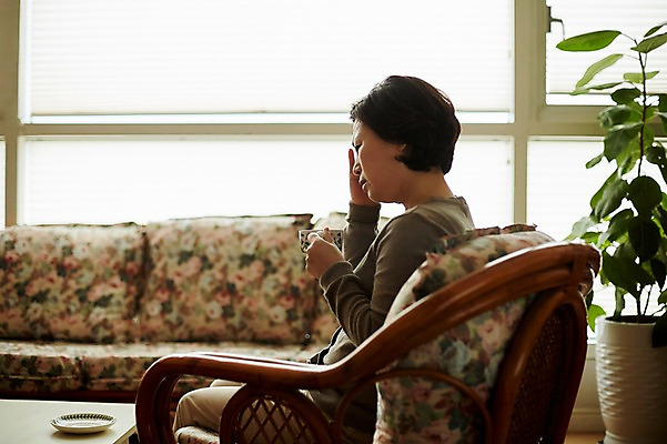 포토 JPG 여자 중년 50대 중년라이프 실내 한명 들기 앉기 상반신 옆모습 아웃포커스 컵 소파 한국인 찡그림 고민 두통 갱년기 중년여자한명만 국내포토 1 라이프스타일 식기 감정 뷰포인트 의자 모션 촬영기법 표정 사람 동양인 성인 내부 질병 증상 여자한명만 중년여자만 파일형식