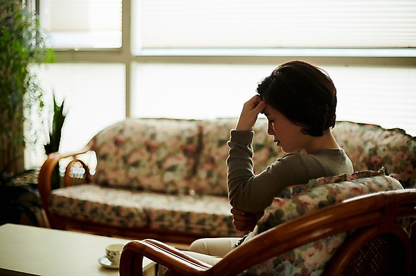 포토 JPG 여자 중년 50대 중년라이프 실내 한명 앉기 상반신 옆모습 아웃포커스 소파 한국인 고민 두통 갱년기 중년여자한명만 국내포토 1 라이프스타일 감정 뷰포인트 의자 모션 촬영기법 사람 동양인 성인 내부 질병 증상 여자한명만 중년여자만 파일형식