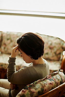 포토 JPG 여자 중년 50대 중년라이프 실내 한명 앉기 상반신 옆모습 아웃포커스 소파 눈감음 한국인 고민 두통 갱년기 중년여자한명만 국내포토 1 라이프스타일 감정 뷰포인트 의자 모션 촬영기법 사람 동양인 성인 내부 질병 증상 여자한명만 중년여자만 파일형식