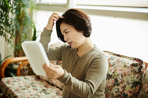 포토 JPG 응시 여자 중년 50대 중년라이프 실내 한명 들기 앉기 상반신 옆모습 아웃포커스 소파 거울 한국인 갱년기 탈모 중년여자한명만 국내포토 1 라이프스타일 시선 뷰포인트 의자 모션 촬영기법 사람 동양인 성인 내부 증상 여자한명만 중년여자만 파일형식