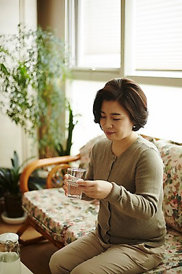 포토 JPG 응시 여자 중년 50대 중년라이프 실내 한명 들기 앉기 상반신 옆모습 아웃포커스 물 소파 약 한국인 물컵 갱년기 피임약 중년여자한명만 국내포토 자연요소 1 라이프스타일 시선 뷰포인트 의자 의학 모션 촬영기법 사람 동양인 성인 내부 컵 증상 여자한명만 중년여자만 파일형식