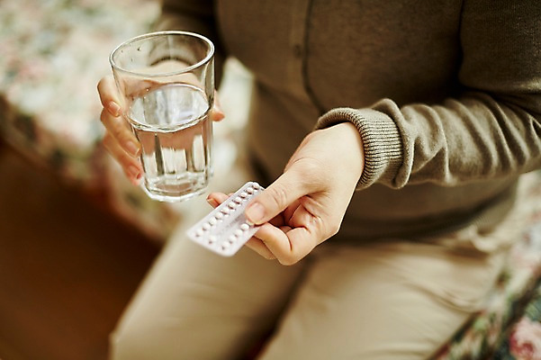 포토 JPG 여자 중년 50대 중년라이프 실내 한명 들기 앉기 상반신 앞모습 아웃포커스 신체부위 소파 약 한국인 물컵 갱년기 피임약 중년여자한명만 국내포토 1 라이프스타일 뷰포인트 의자 의학 모션 촬영기법 사람 동양인 성인 내부 컵 증상 여자한명만 중년여자만 파일형식