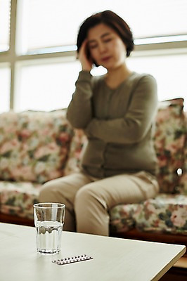 포토 JPG 여자 중년 50대 중년라이프 탁자 실내 한명 앉기 상반신 앞모습 아웃포커스 소파 약 한국인 물컵 고민 갱년기 피임약 중년여자한명만 국내포토 1 라이프스타일 감정 뷰포인트 가구 의자 의학 모션 촬영기법 사람 동양인 성인 내부 컵 증상 여자한명만 중년여자만 파일형식