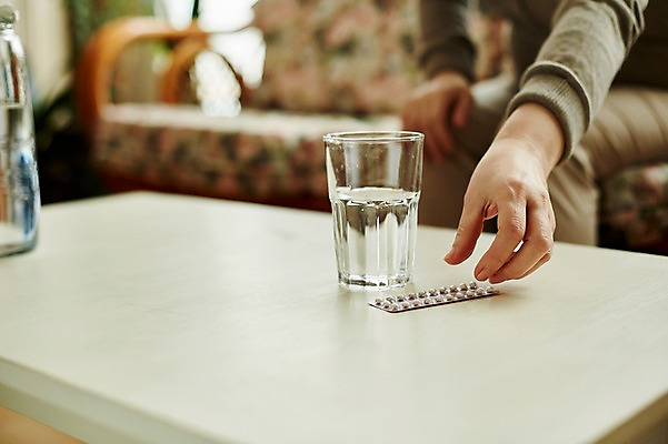 포토 JPG 손 여자 중년 50대 중년라이프 탁자 실내 한명 앉기 상반신 아웃포커스 신체부위 소파 약 한국인 물컵 갱년기 피임약 중년여자한명만 국내포토 1 라이프스타일 가구 의자 의학 모션 촬영기법 사람 동양인 성인 내부 컵 증상 여자한명만 중년여자만 파일형식