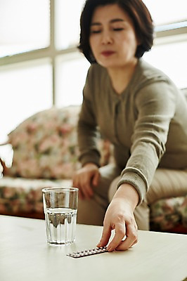 포토 JPG 여자 중년 50대 중년라이프 탁자 실내 한명 들기 앉기 상반신 앞모습 아웃포커스 소파 약 한국인 물컵 갱년기 피임약 중년여자한명만 국내포토 1 라이프스타일 뷰포인트 가구 의자 의학 모션 촬영기법 사람 동양인 성인 내부 컵 증상 여자한명만 중년여자만 파일형식