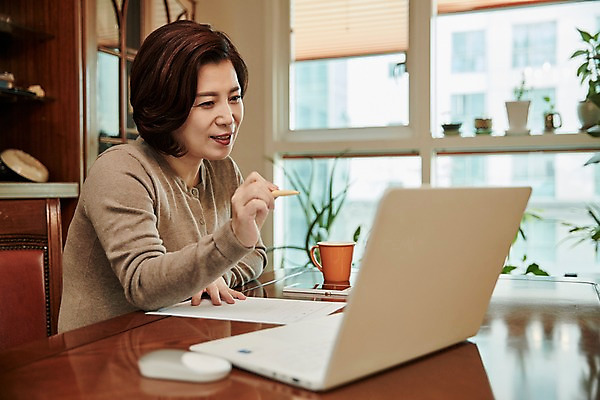 포토 JPG 응시 여자 중년 50대 중년라이프 실내 한명 미소 앉기 상반신 옆모습 아웃포커스 노트북 한국인 책상 검색 중년여자한명만 국내포토 1 라이프스타일 시선 뷰포인트 가구 모션 촬영기법 표정 사람 동양인 성인 내부 전자제품 여자한명만 중년여자만 파일형식 생활용품 인종 생활 여자만 중년만 오브젝트 성인만
