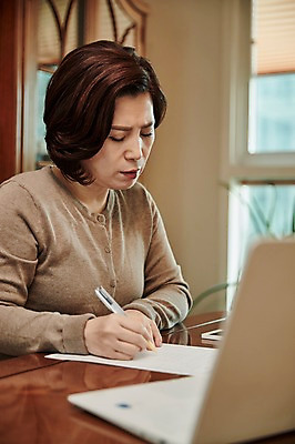 포토 JPG 응시 여자 중년 50대 중년라이프 실내 한명 앉기 상반신 앞모습 아웃포커스 노트북 한국인 기록 책상 검색 중년여자한명만 국내포토 1 라이프스타일 시선 뷰포인트 가구 모션 촬영기법 사람 동양인 성인 내부 전자제품 여자한명만 중년여자만 파일형식