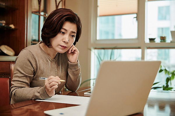 포토 JPG 응시 여자 중년 50대 중년라이프 실내 한명 들기 앉기 상반신 옆모습 아웃포커스 노트북 펜 한국인 책상 검색 중년여자한명만 국내포토 1 라이프스타일 시선 뷰포인트 가구 모션 촬영기법 사람 동양인 성인 내부 전자제품 필기구 여자한명만 중년여자만 파일형식