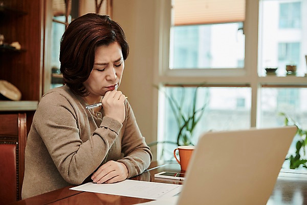 포토 JPG 응시 여자 중년 50대 중년라이프 실내 한명 들기 앉기 상반신 옆모습 아웃포커스 노트북 펜 한국인 찡그림 책상 검색 중년여자한명만 국내포토 1 라이프스타일 시선 뷰포인트 가구 모션 촬영기법 표정 사람 동양인 성인 내부 전자제품 필기구 여자한명만 중년여자만 파일형식