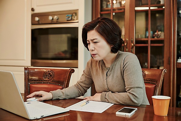 포토 JPG 응시 여자 중년 50대 중년라이프 실내 한명 앉기 상반신 앞모습 아웃포커스 컵 노트북 한국인 전자레인지 책상 검색 서랍장 중년여자한명만 국내포토 1 라이프스타일 식기 시선 뷰포인트 가구 모션 촬영기법 사람 동양인 성인 내부 전자제품 가전제품 레인지 여자한명만 중년여자만 파일형식