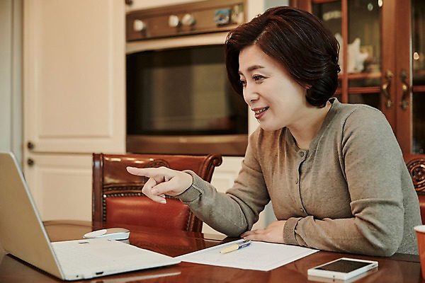 포토 JPG 응시 여자 중년 50대 중년라이프 실내 한명 미소 앉기 상반신 옆모습 아웃포커스 노트북 한국인 가리킴 전자레인지 책상 검색 서랍장 중년여자한명만 국내포토 1 라이프스타일 시선 뷰포인트 가구 모션 촬영기법 표정 사람 동양인 손짓 성인 내부 전자제품 가전제품 레인지 여자한명만 중년여자만 파일형식