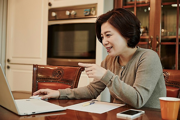 포토 JPG 응시 여자 중년 50대 중년라이프 실내 한명 미소 앉기 상반신 옆모습 아웃포커스 컵 노트북 한국인 가리킴 전자레인지 책상 검색 서랍장 중년여자한명만 국내포토 1 라이프스타일 식기 시선 뷰포인트 가구 모션 촬영기법 표정 사람 동양인 손짓 성인 내부 전자제품 가전제품 레인지 여자한명만 중년여자만 파일형식