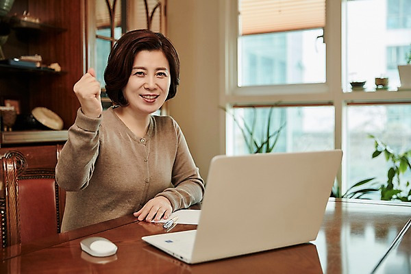 포토 JPG 응시 여자 중년 50대 중년라이프 실내 한명 미소 앉기 상반신 앞모습 아웃포커스 노트북 파이팅 한국인 책상 검색 서랍장 중년여자한명만 국내포토 1 라이프스타일 시선 뷰포인트 가구 모션 촬영기법 표정 사람 동양인 성인 내부 전자제품 여자한명만 중년여자만 파일형식