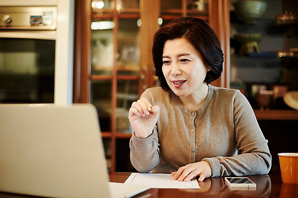 포토 JPG 응시 여자 중년 50대 중년라이프 실내 한명 미소 들기 앉기 상반신 앞모습 아웃포커스 노트북 펜 한국인 책상 검색 서랍장 중년여자한명만 국내포토 1 라이프스타일 시선 뷰포인트 가구 모션 촬영기법 표정 사람 동양인 성인 내부 전자제품 필기구 여자한명만 중년여자만 파일형식