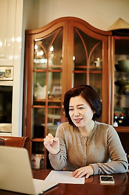 포토 JPG 응시 여자 중년 50대 중년라이프 실내 한명 미소 들기 앉기 상반신 앞모습 아웃포커스 노트북 스마트폰 펜 한국인 가리킴 책상 검색 서랍장 중년여자한명만 국내포토 1 라이프스타일 시선 뷰포인트 가구 모션 촬영기법 표정 사람 동양인 손짓 성인 내부 전자제품 핸드폰 스마트기기 필기구 여자한명만 중년여자만 파일형식