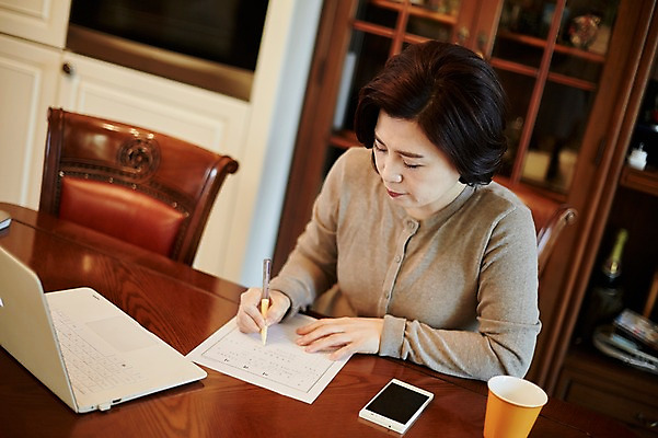 포토 JPG 응시 여자 중년 50대 중년라이프 실내 한명 앉기 상반신 앞모습 아웃포커스 노트북 한국인 기록 책상 검색 서랍장 중년여자한명만 국내포토 1 라이프스타일 시선 뷰포인트 가구 모션 촬영기법 사람 동양인 성인 내부 전자제품 여자한명만 중년여자만 파일형식