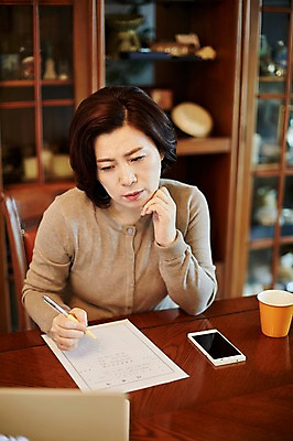 포토 JPG 응시 여자 중년 50대 중년라이프 실내 한명 들기 앉기 상반신 앞모습 아웃포커스 컵 노트북 스마트폰 한국인 책상 검색 서랍장 중년여자한명만 국내포토 1 라이프스타일 식기 시선 뷰포인트 가구 모션 촬영기법 사람 동양인 성인 내부 전자제품 핸드폰 스마트기기 여자한명만 중년여자만 파일형식