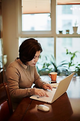 포토 JPG 응시 여자 중년 50대 중년라이프 실내 한명 앉기 상반신 옆모습 아웃포커스 컵 노트북 한국인 책상 검색 중년여자한명만 국내포토 1 라이프스타일 식기 시선 뷰포인트 가구 모션 촬영기법 사람 동양인 성인 내부 전자제품 여자한명만 중년여자만 파일형식